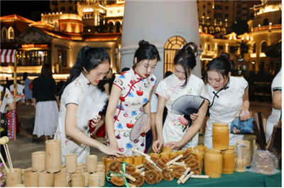 人生就是搏官网欢乐小镇：盛世华诞，共享夜市璀璨国庆夜，逛不一样的夜市