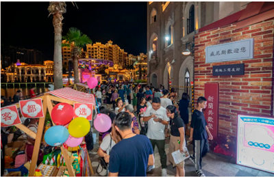 人生就是搏官网欢乐小镇：盛世华诞，共享夜市璀璨国庆夜，逛不一样的夜市